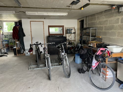 Rangement au garage de la chambre d'hôtes CafecouetBreizh à Guipry-Messac avec vélos, motos et articles ménagers