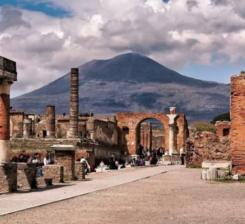 Scavi archeologici di Pompei con il Vesuvio sullo sfondo