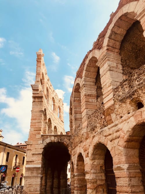 Storici archi dell'anfiteatro romano di Verona, Italia vicino all'hotel Le Arche