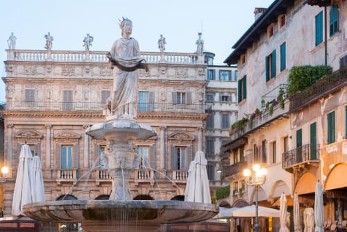 Fontana storica di Piazza delle Erbe a Verona, Italia vicino all'Hotel Le Arche