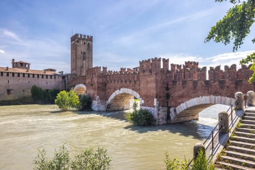 Castello medievale con merlature e torri affacciato sull'Adige a Verona, Italia