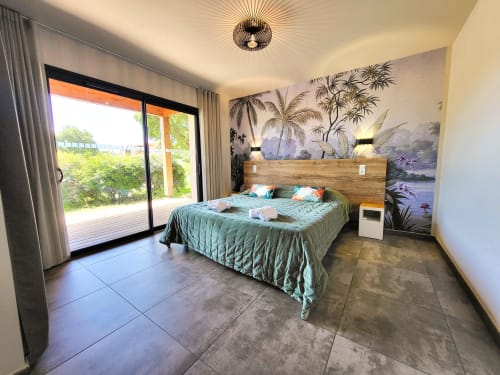 Modernes 45m² Villenschlafzimmer in den Villas Lantana, Lecci mit Queen-Bett, tropischem Wandgemälde, Glasschiebetüren zur Terrasse