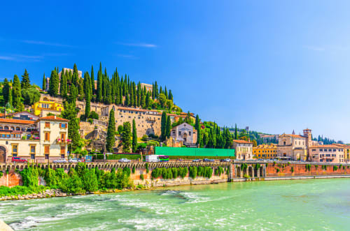 L'hotel Le Arche domina l'Adige a Verona, circondato da edifici storici e cipressi