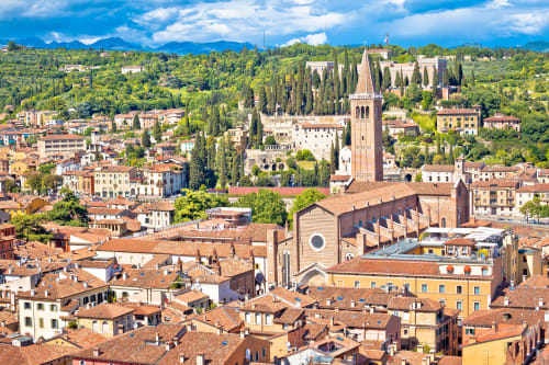 Vista aerea del centro storico di Verona con tetti in laterizio, chiese e verdi colline presso l'hotel Le Arche