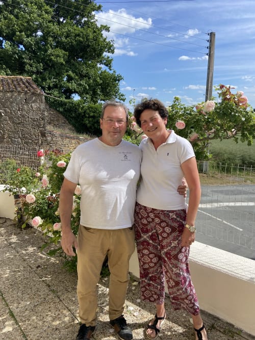 les propriétaires Patrice et Nathalie - accueil personnalisé - convivialité au petit moulin de Pouzauges