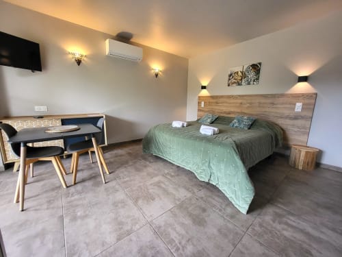Modern studio apartment at Villas Lantana in Lecci with queen bed, dining area, and contemporary furnishings