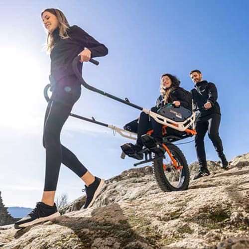 Famiglia che gode di attività all'aperto alle Villas Lantana a Lecci con bici e sport di corda