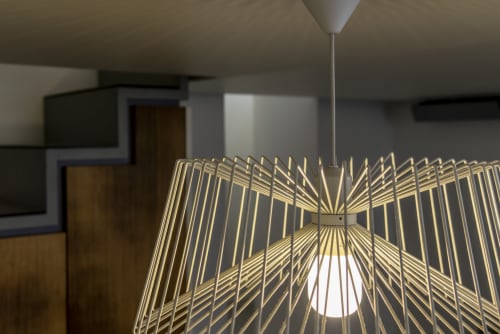 Lampada a sospensione dorata nella suite moderna di La Conciergerie Capri con vista sul mare, Capri Italia