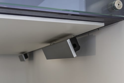Altoparlante bianco e nero a soffitto nella camera d'hotel La Conciergerie Capri con vista sul mare
