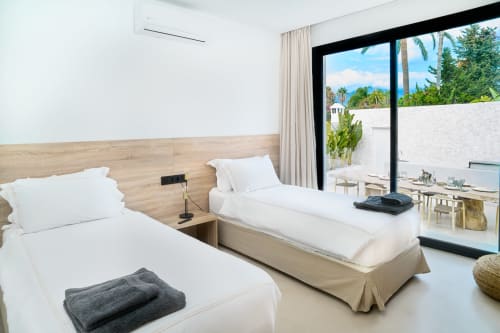 Camera doppia a La Conciergerie Capri con terrazza vista mare e design minimalista moderno