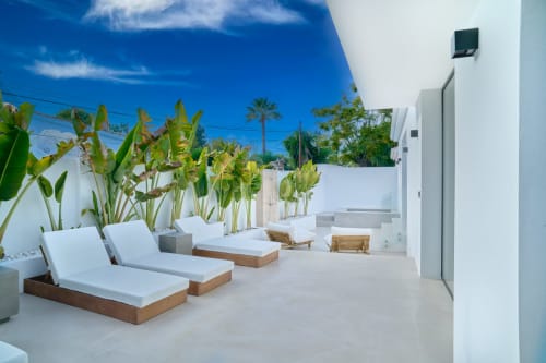 Terrazza moderna sulla cima di La Conciergerie Capri con lettini, piante in vaso e vista sul Mediterraneo sotto cielo azzurro