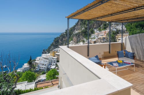 Terrazza esclusiva con vista panoramica sul Tirreno, pergolato moderno e charme mediterraneo a La Conciergerie Capri
