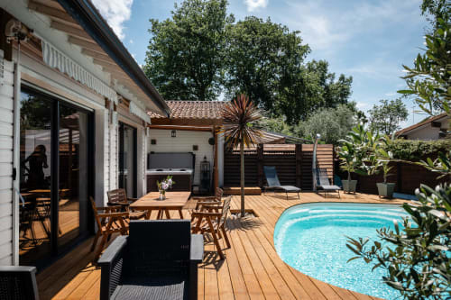 Villa Eden Bleu Biscarrosse pool deck with wooden terrace, lounge chairs, and modern amenities