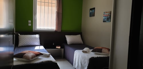 Chambre 2 avec 2 lits en 80 placard avec penderie rangement et portes coulissantes