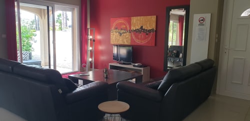Salon spacieux, deux canapés trois places, tout cuir. ¨Décor soigné, Wifi, Climatisation, grande baie vitrée donnant sur votre jardin