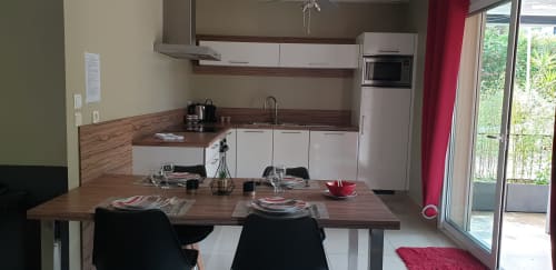 Coin cuisine, spacieuse, tout équipée, fonctionnelle-baie vitrée donnant sur le coin repas extérieur
