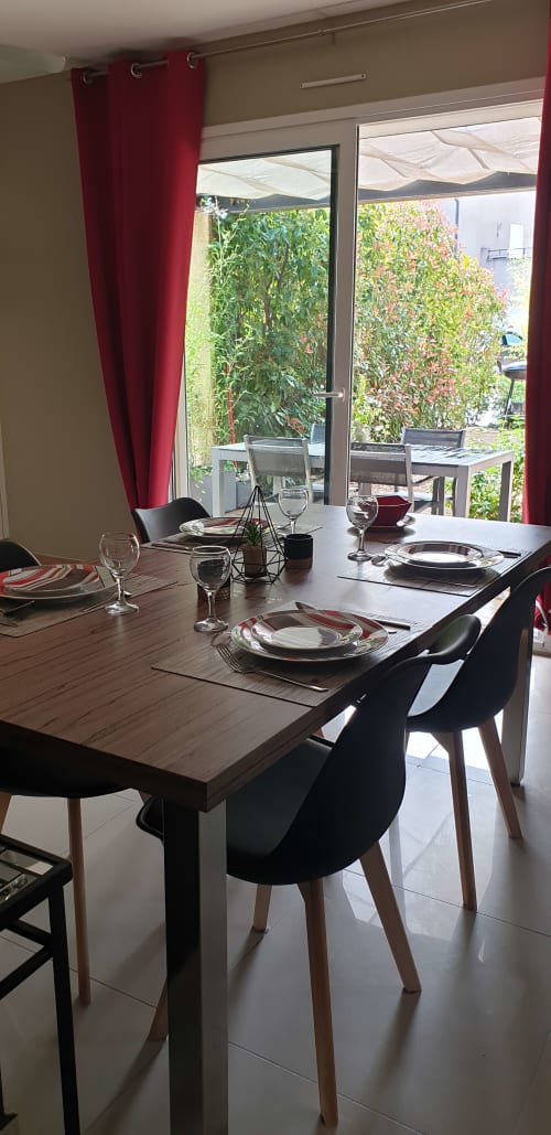 coin repas, vue sur votre jardin climatisation, ventilateur au plafond.