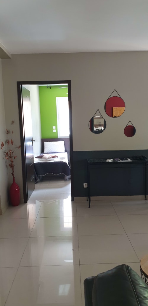 Petit meuble d'appoint, porte donnant sur chambre 2 - deux lits en 80 placard à portes coulissantes, climatisation-ventilateur au plafond