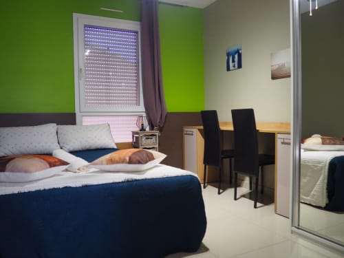 Chambre 2 - lit en 140 avec placard portes coulissantes, bureau, ventilateur au plafond et climatisation