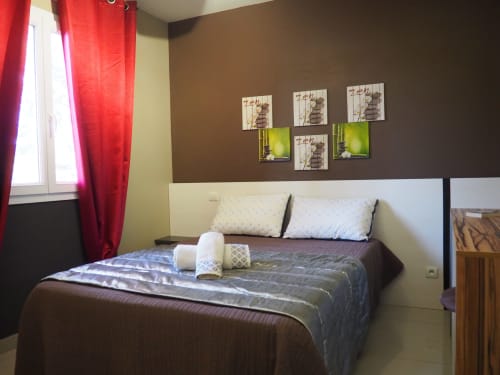chambre 1 - lit en 140-tête de lit avec éclairage à l'arrière-meuble d'appoint (coiffeuse,bureau) ventilateur au plafond-climatisation