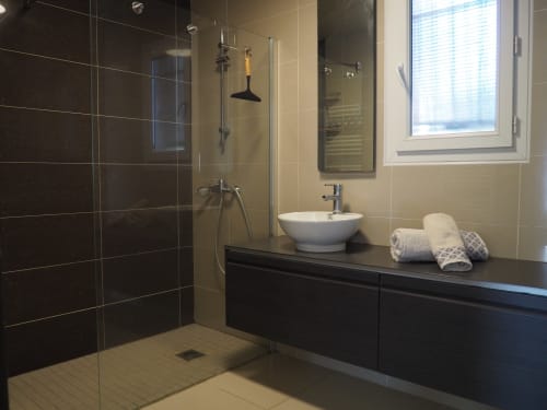 Salle de Bain à l'Italienne indépendante, grands meuble de rangement