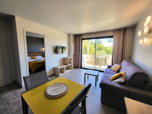 Modernes 1-Zimmer-Apartment in der Villas Lantana in Lecci mit offener Wohnfläche, Balkonaussicht und zeitgenössischer Einrichtung