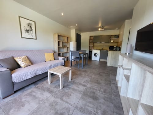 Modernes Apartment mit Schlafzimmer in der Villas Lantana in Lecci mit Wohnbereich, Kochnische, Flachbildfernseher und gemütlichem Sitzplatz
