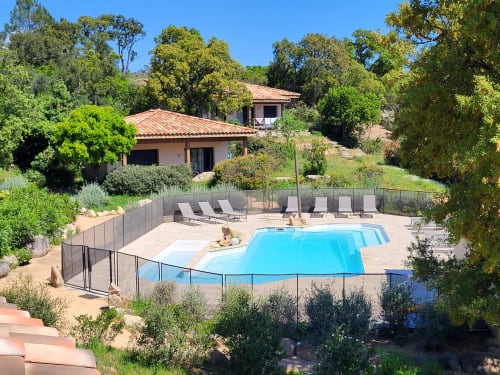 Piscina di Villas Lantana B&B con lettini, barriere di sicurezza, vegetazione circostante e villa Lecci sullo sfondo