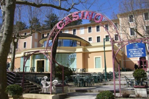 Ingresso ad arco rosa della casa vacanze Le Tilleul a Le Martinet, Francia, con area relax all'aperto