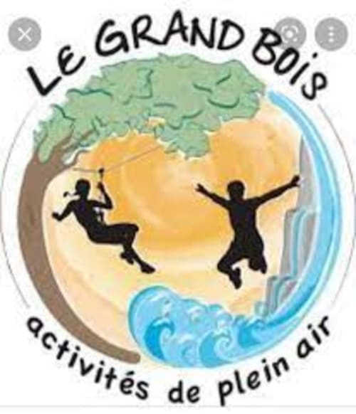 Logo attività all'aperto Le Grand Bojs che mostra due persone che saltano vicino all'acqua e al verde