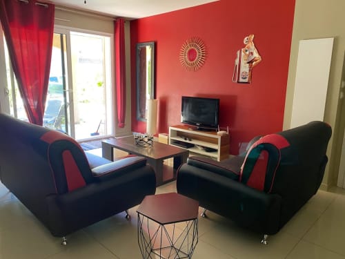 CADAQUES Salon spacieux, décor soigné, et fonctionnel, 2canapés imitation cuir un de 3 places 1 de 2 places. WIFI. baie vitrée donna&nt sur votre jardin