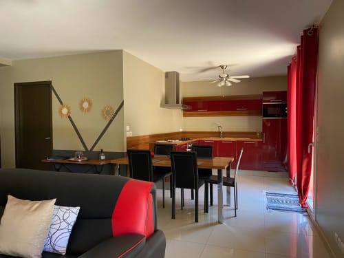 cuisine entièrement équipée- réfrigérateur avec freezer, lave vaisselle-four-micro ondes-table de cuisson induction-cafetière nespresso-bouilloire-grille pain. Baie vitrée donnant sur votre jardin