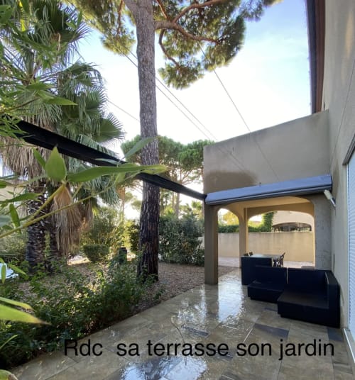 CADAQUES  RDC- Jardin indépendant- arboré, végétation Méditerranéenne  deux places de parking sur le côté- coin repas coin détente sur terrasse-pergola