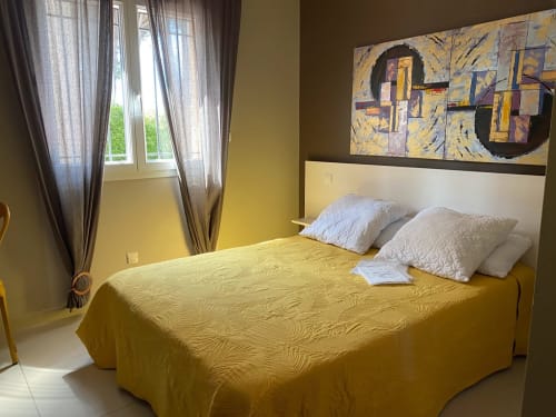 Chambre 1 lit en 140, placard à portes coulissantes-Meuble d'appoint avec chaise-tête de lit éclairage à l'arrière-fenêtre avec grille et moustiquaire