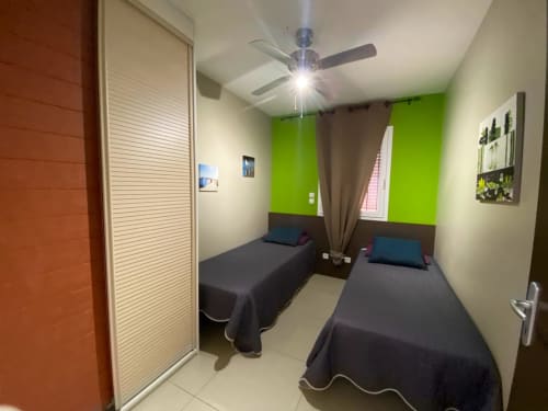 Chambre 2- 2 lits en 80- placard portes coulissantes- rangement-tete de lit éclairage à l'arrière. climatisation-ventilateur au plafond