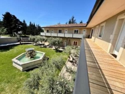 Mas d'Andiol - vue sur le jardin depuis la coursive