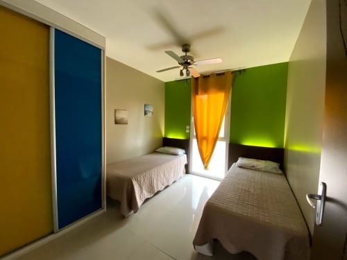 Chambre 2- 2 lits en 80- placard portes coulissantes- rangement-tete de lit éclairage à l'arrière. climatisation-ventilateur au plafond
