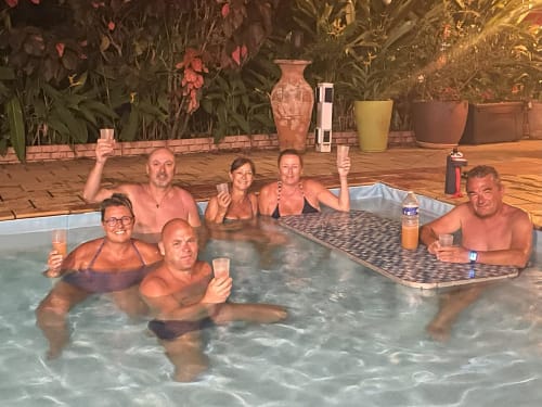 Apéritif piscine entre amis