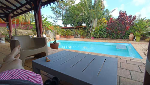Détente sous le carbet au bord de la piscine