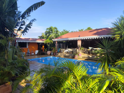 Pour des vacances au calme, au soleil au bord de la piscine