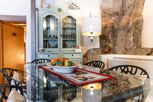 Sala da pranzo di Casa Fiore del Borgo a Castiglione di Sicilia con tavolo elegante, fruttiera e arredi classici