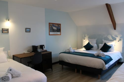 Chambre Quadruple Confort at Domaine des Piéris in Grandcamp-Maisy with double bed, work desk, and garden view