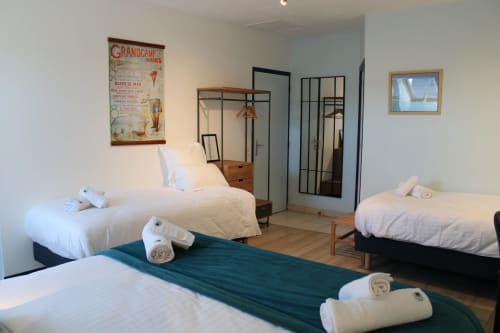 Chambre Quadruple Confort at Domaine des Piérs in Grandcamp-Maisy with three beds and garden view