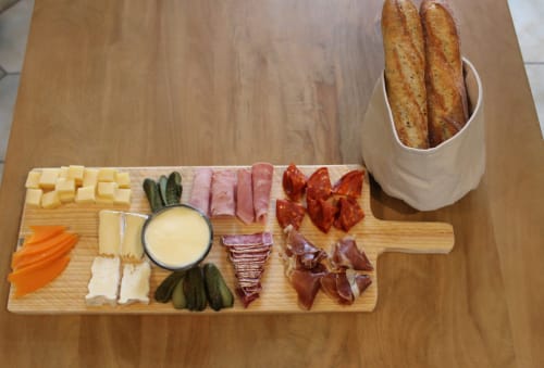 Plateau de charcuterie du Domaine des Piéris avec charcuterie, fromages, cornichons, moutarde et baguettes fraiches
