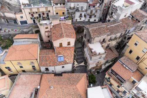 Vista aerea della Casa Fiore del Borgo B&B a Castiglione di Sicilia, con tetti in terracotta e edifici storici