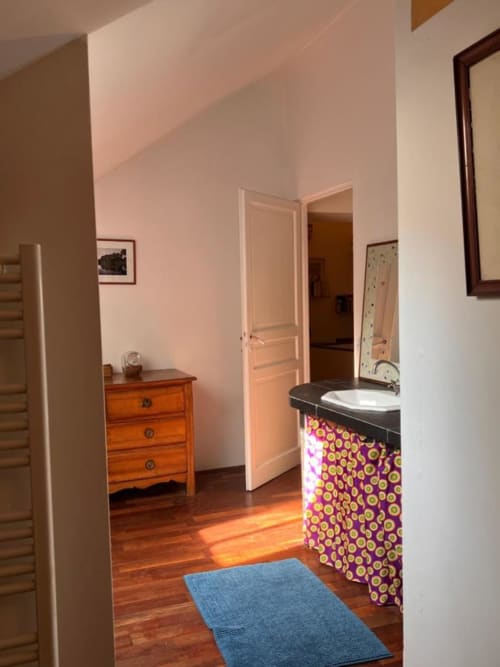 Grande salle de bain privée, parquet