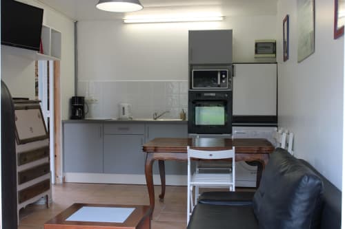 Cuisine et séjour modernes du gîte Domaine des Piéris à Grandcamp-Maisy, France