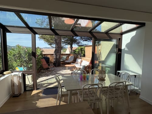 Salle à manger moderne baignée de lumière naturelle avec toit vitré s'ouvrant sur la terrasse du Mazet Cavalaire, Cavalaire-sur-Mer