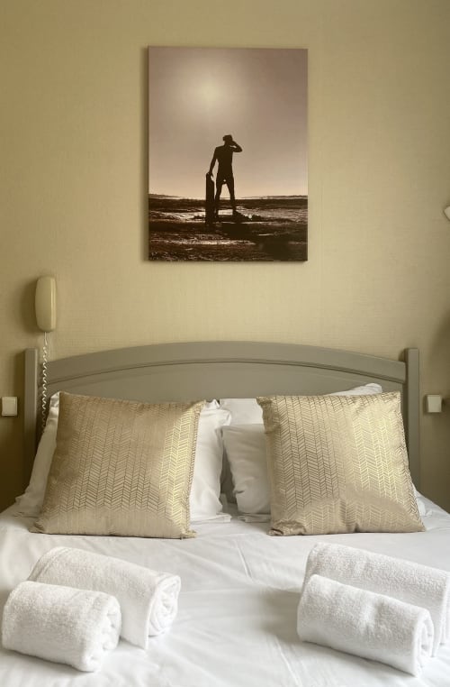 Bedroom at Hôtel Maison Richet in Les Sables-d'Olonne with surfboard artwork above bed and white towels