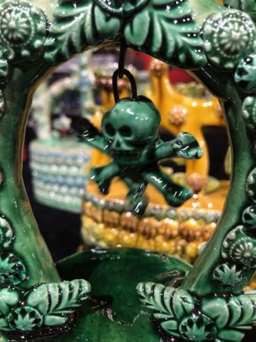 Pendentif crâne vert à Domaine de l'Ocrerie, gîte en Bourgogne à Pourrain